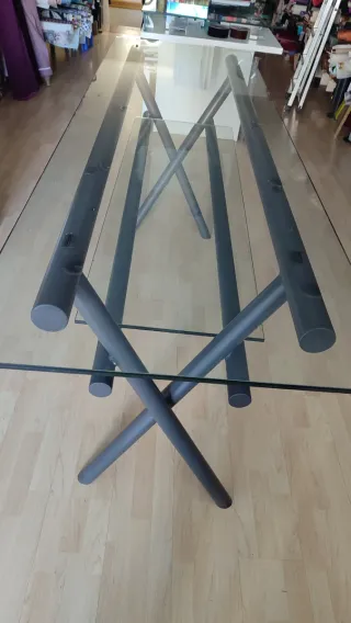 Mesa de cristal y metal