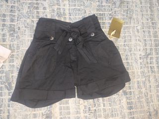 Conjunto camiseta y shorts negros con lazo