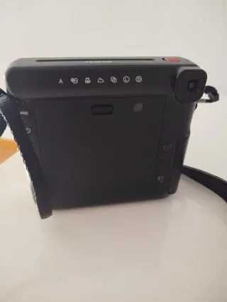 Cámara Instax SQ 6 Negra y Roja ( No funciona)