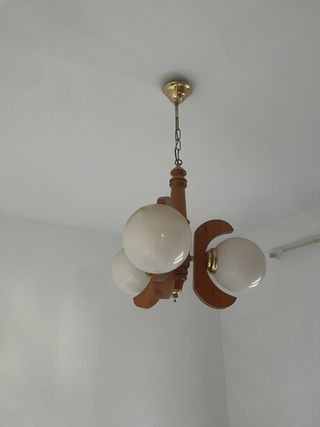 Lámpara de techo dorada y negra