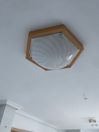 Lámpara de techo dorada y negra