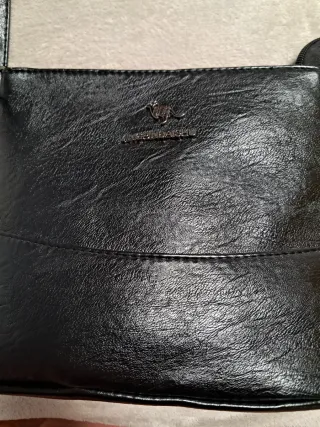 Bolso negro de piel sintética