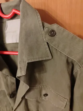 Giacca leggera grigioverde.