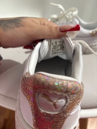 Zapatillas Puma Blancas y Doradas