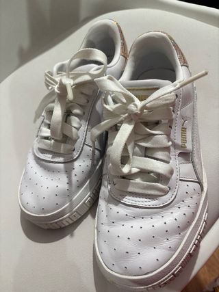 Zapatillas Puma Blancas y Doradas
