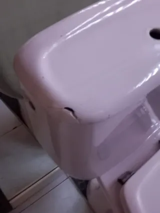 Lavabo, bidé e inodoro rosa
