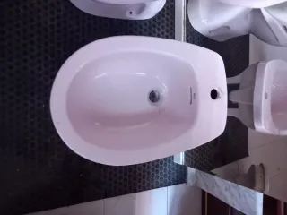Lavabo, bidé e inodoro rosa