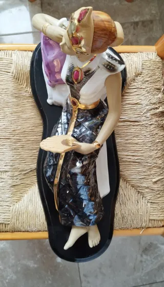 Figura Cleopatra Porcelana Dorada