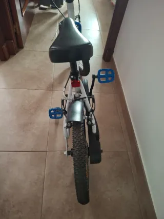 Bicicleta infantil blanca y azul