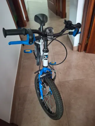 Bicicleta infantil blanca y azul