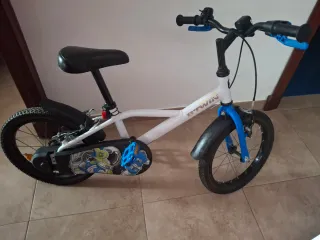 Bicicleta infantil blanca y azul