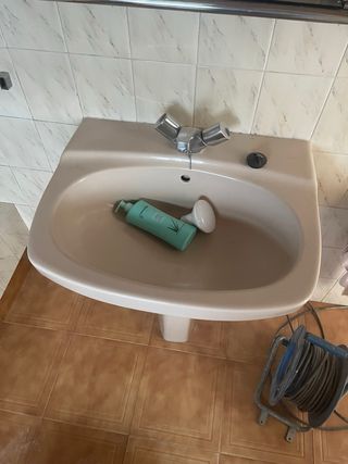 Inodoro con bidé y escobillero