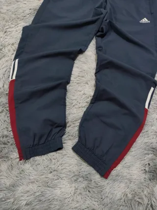 Pantalón Adidas Parachute Retro Gris y Rojo