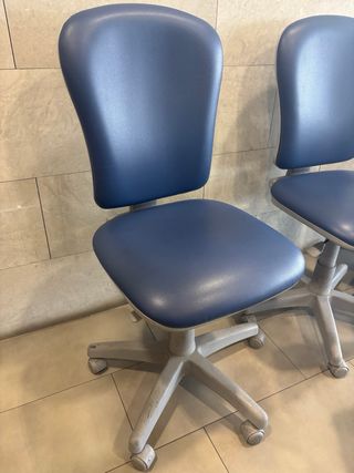 Sillas de oficina azules y grises