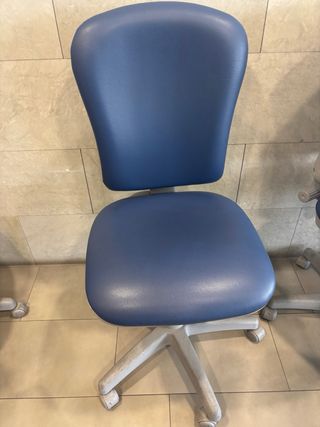 Sillas de oficina azules y grises