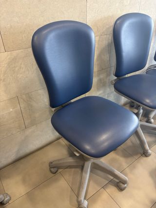 Sillas de oficina azules y grises