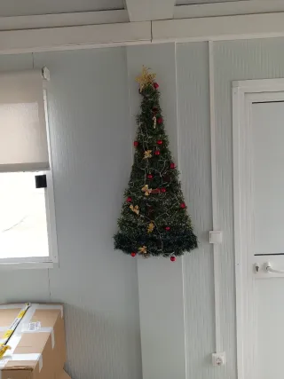 Árbol de Navidad Hecho a Mano con Luces Doradas