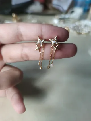Pendientes dorados con estrellas y cadena