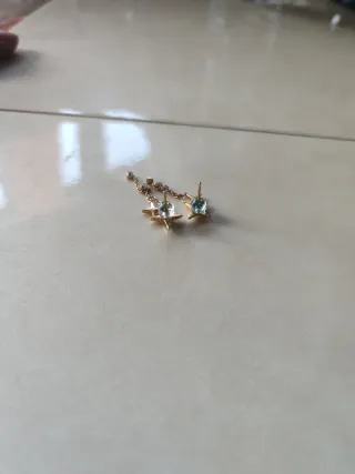 Pendientes dorados con estrellas y cadena