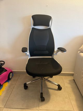 Silla de oficina ergonómica negra y blanca