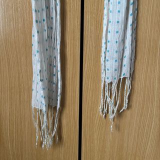 Fular blanco con lunares azules