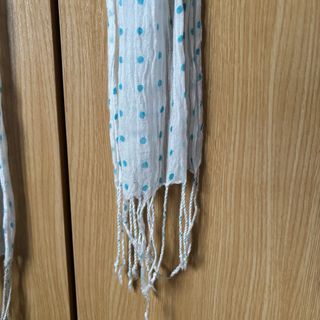 Fular blanco con lunares azules