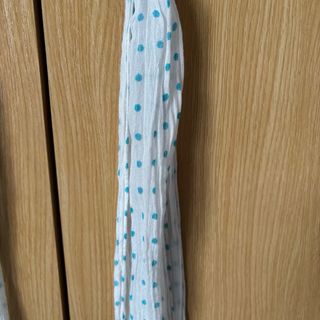 Fular blanco con lunares azules