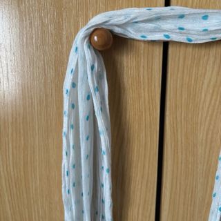 Fular blanco con lunares azules