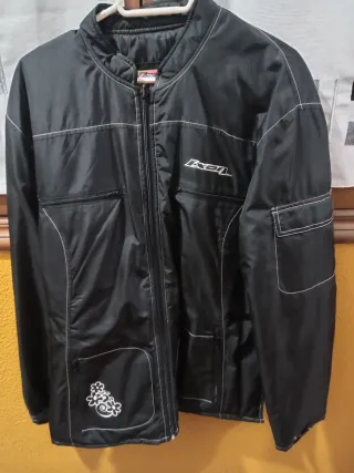 Cazadora de moto negra y rosa