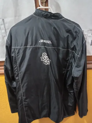 Cazadora de moto negra y rosa