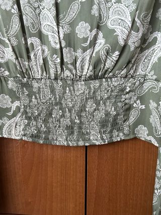 Blusa Stradivarius verde y blanca estampada