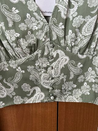 Blusa Stradivarius verde y blanca estampada