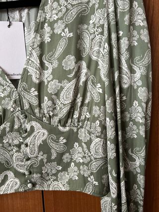 Blusa Stradivarius verde y blanca estampada