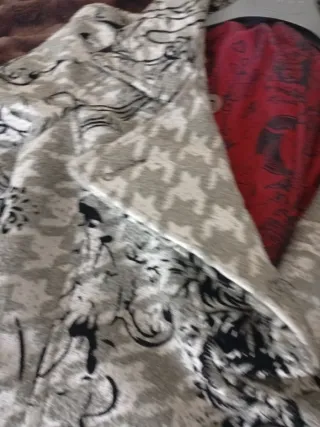 Abrigo desigual precioso con terciopelo