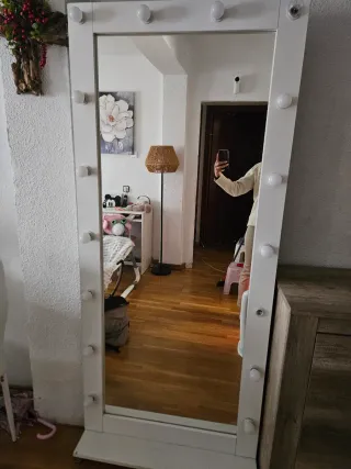 Specchio a figura intera con luci