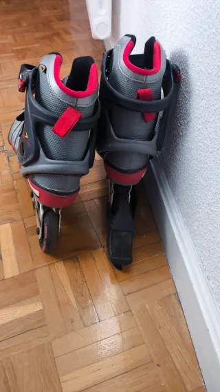 Patines en línea plateados y negros