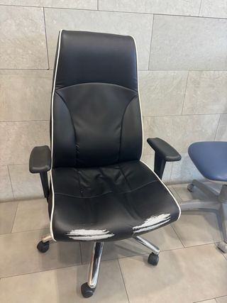 Silla de oficina negra con detalles blancos