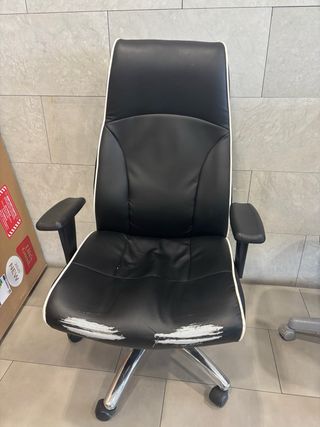 Silla de oficina negra con detalles blancos