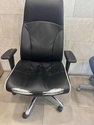 Silla de oficina negra con detalles blancos