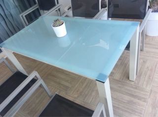 Mesa cristal y hierro exterior