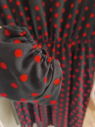 Vestido asimétrico lunares negro y rojo