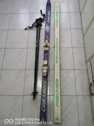 Esquís Fischer Ceramics con soportes y bastones