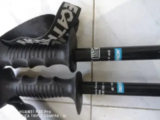 Esquís Fischer Ceramics con soportes y bastones