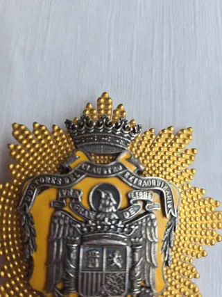 Insignia Histórica con Corona y Escudo