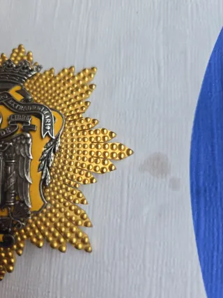 Insignia Histórica con Corona y Escudo