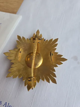 Insignia Histórica con Corona y Escudo