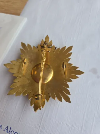 Insignia Histórica con Corona y Escudo