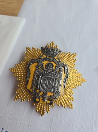 Insignia Histórica con Corona y Escudo