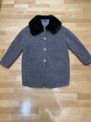 Chaquetón gris con cuello de pelo