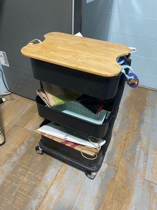 Carro de almacenaje IKEA negro junto con tapa